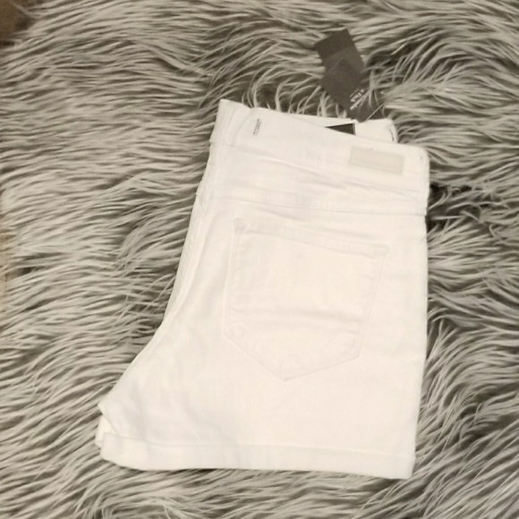 Abercrombie & Fitch Pants - 🍒NWT🍒 A&F MIDRISE SHORTS